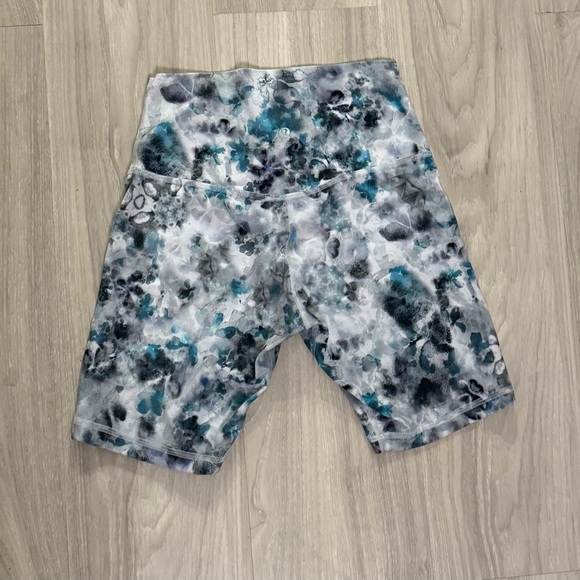 Lululemon Align Short 8” | Kaleidofloral Multi | Size 6 | Buttery Soft Nulu™ - Picture 7 of 8